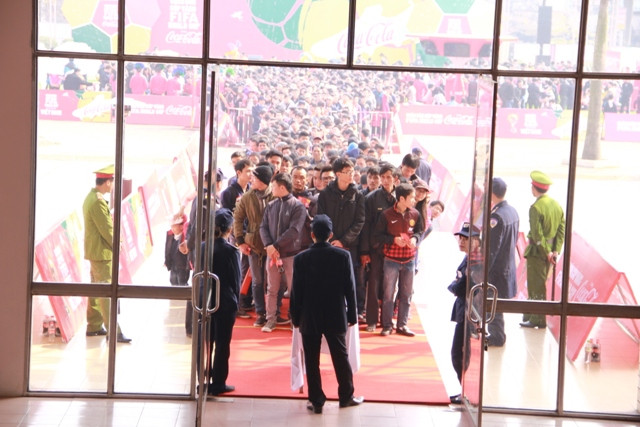 Tuy nhiên, không vì thế mà NHM bỏ lỡ cơ hội ngắm nhìn chiếc cúp đặc biệt của môn thể thao vua này.