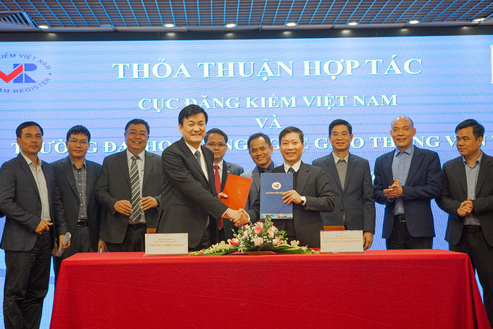 Phó Giáo sư, Tiến sĩ Nguyễn Hoàng Long - Hiệu trưởng Trường Đại học Công nghệ Giao thông vận tải (hàng đầu, bên phải) và ông Nguyễn Chiến Thắng, Cục trưởng Cục Đăng kiểm Việt Nam ký kết hợp tác giữa hai đơn vị.