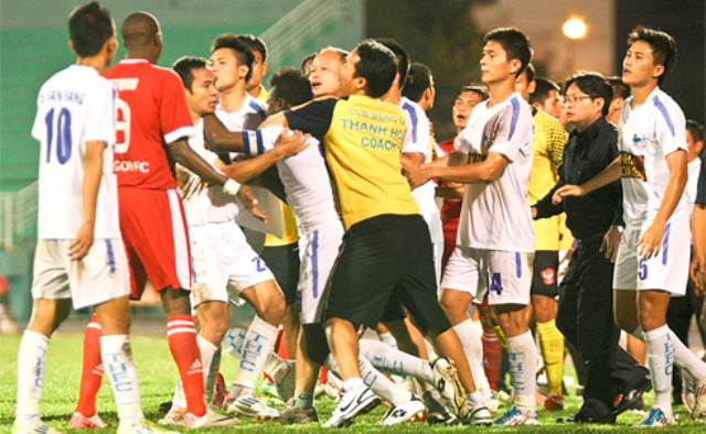 Đội tuyển U19 Việt Nam với nòng cốt là các học viên Học viện bóng đá Hoàng Anh Gia Lai – Arsenal – JMG là điểm sáng cho bóng đá nam Việt Nam lúc này (trong ảnh cảnh bạo lục tranh cãi trong một trận đấu của V.League Đội tuyển U19 Việt Nam với nòng cốt là các học viên Học viện bóng đá Hoàng Anh Gia Lai – Arsenal – JMG là điểm sáng cho bóng đá nam Việt Nam lúc này (trong ảnh cảnh bạo lục tranh cãi trong một trận đấu của V.League