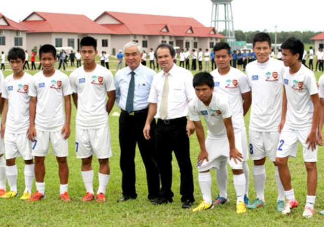 Cầu thủ Học viện HA.GL Arsenal JMG cùng ông Đoàn Nguyên Đức (áo trắng) và ông Lê Hùng Dũng. Ảnh: MINH VỸ Cầu thủ Học viện HA.GL Arsenal JMG cùng ông Đoàn Nguyên Đức (áo trắng) và ông Lê Hùng Dũng. Ảnh: MINH VỸ