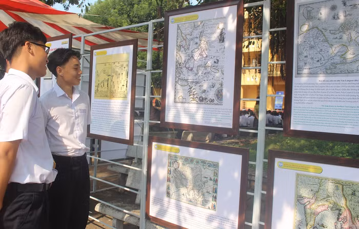 Học sinh tham gia, tìm hiểu về chủ quyền biển đảo tại triển lãm. Ảnh: TT Học sinh tham gia, tìm hiểu về chủ quyền biển đảo tại triển lãm. Ảnh: TT