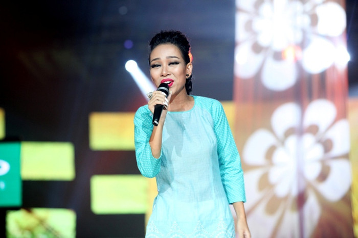 Khác hẳn vẻ cá tính thường thấy, Thảo Trang trông vô cùng dịu dàng khi thể hiện "Đại lộ đón gió", "Về ăn cơm". Khác hẳn vẻ cá tính thường thấy, Thảo Trang trông vô cùng dịu dàng khi thể hiện "Đại lộ đón gió", "Về ăn cơm".