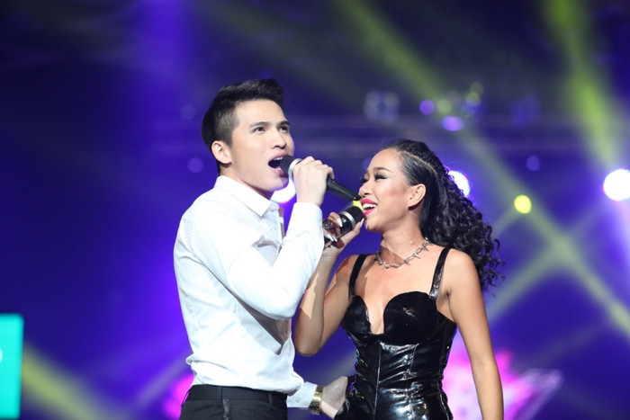 Quốc Thiên song ca cùng Thảo Trang trong liveshow của cả hai. Quốc Thiên song ca cùng Thảo Trang trong liveshow của cả hai.