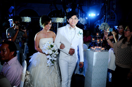 Cuộc hôn nhân của Thủy Tiên đã sớm vướng sóng gió khi Đan Trường bị fan đòi tiền.