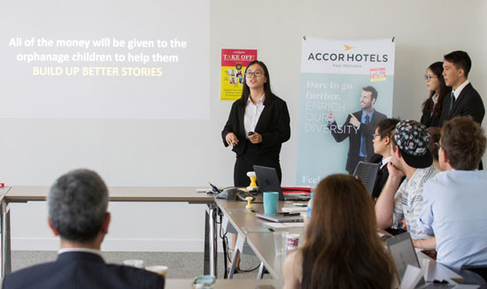 Thành viên đội “Rêveurs de jour” của Đại học RMIT Việt Nam trình bày ý tưởng trong vòng chung kết cuộc thi “Accor Takeoff! 2017” được tổ chức tại Paris, Pháp vào trung tuần tháng 6/2017.