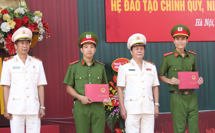 Ban Giám đốc Học viện Cảnh sát nhân dân trao bằng tốt nghiệp cho các tân cử nhân khóa D38 (Ảnh: Thùy Linh) Ban Giám đốc Học viện Cảnh sát nhân dân trao bằng tốt nghiệp cho các tân cử nhân khóa D38 (Ảnh: Thùy Linh)