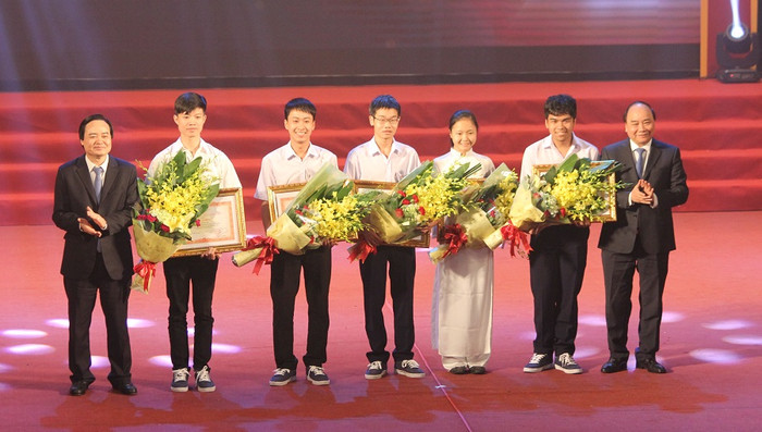 Năm 2016, Nguyễn Thế Quỳnh (đứng thứ 3 từ trái qua phải) vinh dự là 1 trong 5 học sinh xuất sắc nhất của cả nước được Thủ tướng Nguyễn Xuân Phúc tặng Bằng khen. (Ảnh: Thùy Linh) Năm 2016, Nguyễn Thế Quỳnh (đứng thứ 3 từ trái qua phải) vinh dự là 1 trong 5 học sinh xuất sắc nhất của cả nước được Thủ tướng Nguyễn Xuân Phúc tặng Bằng khen. (Ảnh: Thùy Linh)