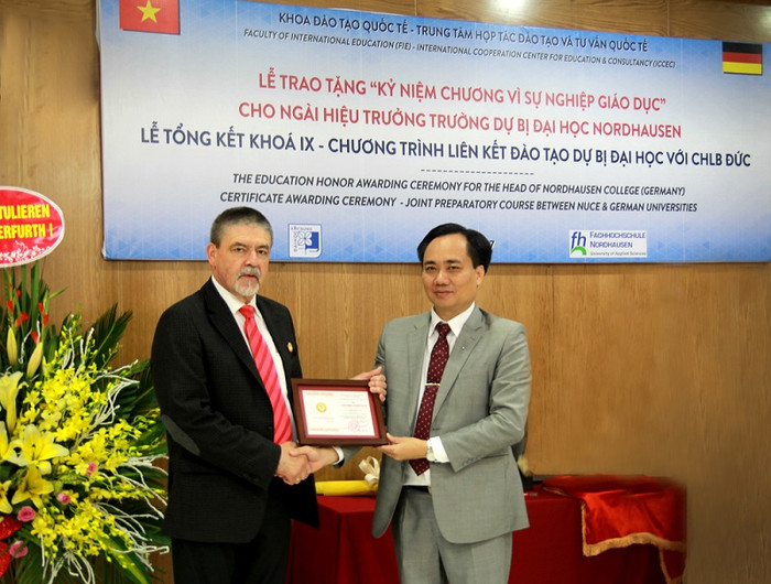 Nhận ủy quyền của Bộ Giáo dục và Đào tạo, Hiệu phó trường Đại học Xây dựng – Phó giáo sư Phạm Xuân Anh (bên phải) trao kỷ niệm chương “Vì sự nghiệp giáo dục” cho Giáo sư Herfurth diễn ra ngày 7/7/2017. (Ảnh: Thùy Linh) Nhận ủy quyền của Bộ Giáo dục và Đào tạo, Hiệu phó trường Đại học Xây dựng – Phó giáo sư Phạm Xuân Anh (bên phải) trao kỷ niệm chương “Vì sự nghiệp giáo dục” cho Giáo sư Herfurth diễn ra ngày 7/7/2017. (Ảnh: Thùy Linh)