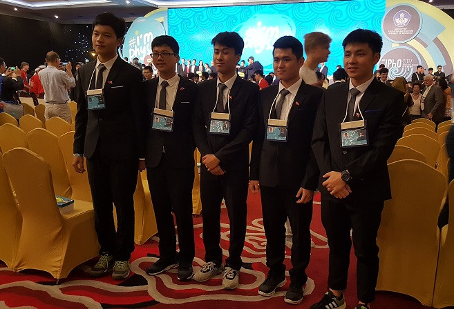 Cả 5/5 thí sinh đều đoạt Huy chương Olympic Vật lí quốc tế 2017 (Ảnh: Ban tổ chức) Cả 5/5 thí sinh đều đoạt Huy chương Olympic Vật lí quốc tế 2017 (Ảnh: Ban tổ chức)