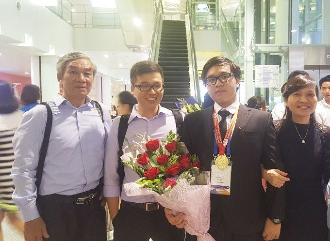 Vợ chồng cô Nguyễn Kim Thu có 2 con trai cùng đạt Huy chương Hóa học quốc tế (Ảnh: Thùy Linh) Vợ chồng cô Nguyễn Kim Thu có 2 con trai cùng đạt Huy chương Hóa học quốc tế (Ảnh: Thùy Linh)