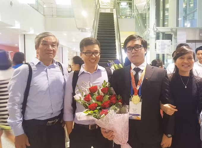 Vợ chồng cô Nguyễn Kim Thu có 2 con trai cùng đạt Huy chương Hóa học quốc tế (Ảnh: Thùy Linh)