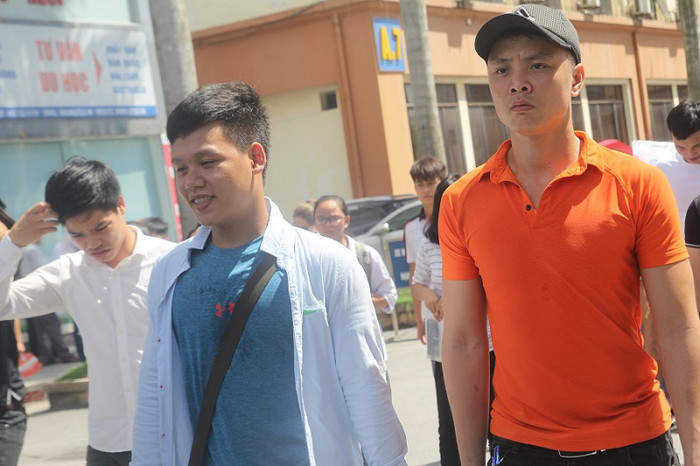 Cả nước có hơn 4.000 bài thi đạt điểm 10: Liệu có phải do đề thi quá dễ? (Ảnh: Thùy Linh) Cả nước có hơn 4.000 bài thi đạt điểm 10: Liệu có phải do đề thi quá dễ? (Ảnh: Thùy Linh)