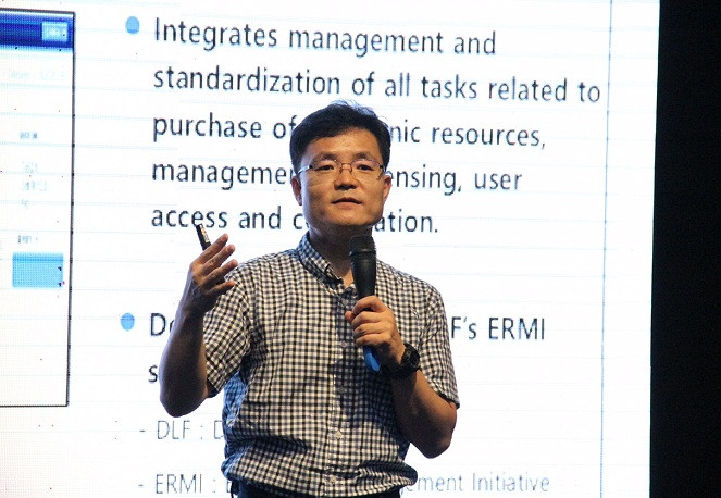 Đại diện Futurenuri giới thiệu về Hệ thống thư viện điện tử Tulip (Ảnh: Vân Anh) Đại diện Futurenuri giới thiệu về Hệ thống thư viện điện tử Tulip (Ảnh: Vân Anh)