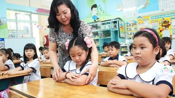 Vì sao phụ huynh cứ “sốt xình xịch” chuyện học trước khi vào lớp 1? (Ảnh minh họa: nguồn VTV) Vì sao phụ huynh cứ “sốt xình xịch” chuyện học trước khi vào lớp 1? (Ảnh minh họa: nguồn VTV)