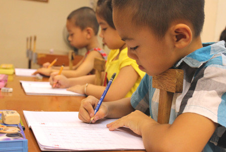 Phân vân chuyện có nên cho con học chữ trước khi vào lớp 1? ảnh 2 Phân vân chuyện có nên cho con học chữ trước khi vào lớp 1? ảnh 2
