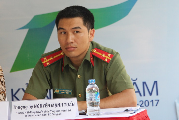 Thượng úy Nguyễn Mạnh Tuấn dự kiến, mức điểm chuẩn năm nay khối trường công an có thể sẽ tương đương hoặc cao hơn so với năm ngoái (Ảnh: Thùy Linh) Thượng úy Nguyễn Mạnh Tuấn dự kiến, mức điểm chuẩn năm nay khối trường công an có thể sẽ tương đương hoặc cao hơn so với năm ngoái (Ảnh: Thùy Linh)