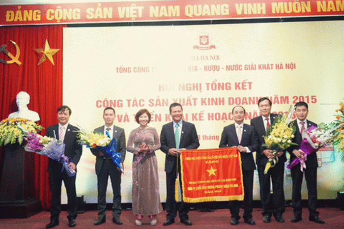 Tại Hội nghị tổng kết năm 2015, nhiều đơn vị, cá nhân của Habeco đã vinh dự đón nhận cờ thi đua, bằng khen của Chính phủ và Bộ Công Thương. Tại Hội nghị tổng kết năm 2015, nhiều đơn vị, cá nhân của Habeco đã vinh dự đón nhận cờ thi đua, bằng khen của Chính phủ và Bộ Công Thương.