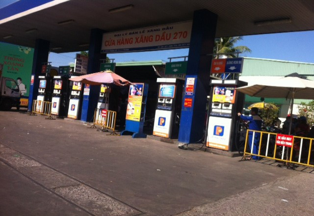 Cây xăng dầu Petrolimex 270, trên đường Lý Thường Kiệt, TP.HCM. (Ảnh: Đ.H, Báo Lao Động). Cây xăng dầu Petrolimex 270, trên đường Lý Thường Kiệt, TP.HCM. (Ảnh: Đ.H, Báo Lao Động).