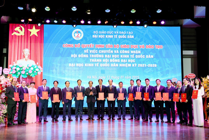 Bộ trưởng Nguyễn Kim Sơn trao Quyết định cho các thành viên Hội đồng Đại học Kinh tế quốc dân 4.jpg
