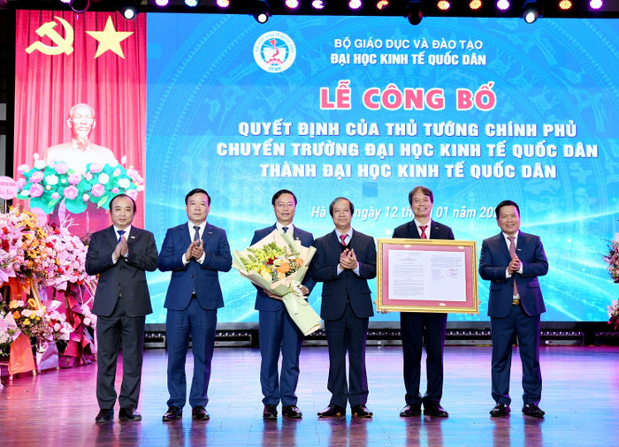 Thừa uỷ quyền của Thủ tướng Chính phủ, Bộ trưởng Nguyễn Kim Sơn trao Quyết định chuyển Trường Đại học Kinh tế quốc dân thành Đại học Kinh tế quốc dân 3.jpg
