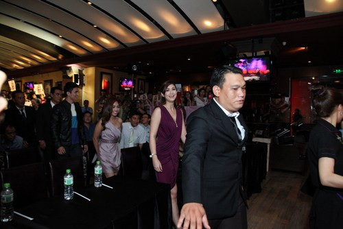 Cả 3 nhân vật dường như choáng ngợp trước sự chào đón nồng nhiệt của fan hâm mộ. Hàng trăm fan luôn reo hò gọi tên và giơ cao những poster, băng rôn có hình của những vị khách đến từ Philippines này. Cả 3 nhân vật dường như choáng ngợp trước sự chào đón nồng nhiệt của fan hâm mộ. Hàng trăm fan luôn reo hò gọi tên và giơ cao những poster, băng rôn có hình của những vị khách đến từ Philippines này.