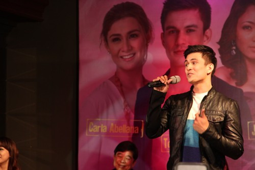 Không kém cạnh, Tom cũng khoe giọng hát cao vút và tràn đầy tình cảm của mình qua bài hát “Hey it’s me” và “Photograph”. Không kém cạnh, Tom cũng khoe giọng hát cao vút và tràn đầy tình cảm của mình qua bài hát “Hey it’s me” và “Photograph”.