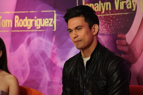 Dù khá mệt mỏi khi phải bay muộn, Tom Rodriguez vẫn rất tươi tắn khi đến tham gia chương trình. Dù khá mệt mỏi khi phải bay muộn, Tom Rodriguez vẫn rất tươi tắn khi đến tham gia chương trình.