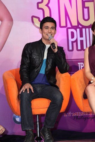 Nhận được vai diễn cũng là một áp lực đối với Tom vì anh cũng sợ mình bị hiểu lầm về giới tính. Tom cho biết, khi đảm nhận vai Vincent trong bộ phim, anh đã thật sự nhập tâm vào nhân vật này, tuy nhiên vai diễn chỉ là vai diễn còn ở ngoài đời anh vẫn rất "chuẩn men". Khi được hỏi tiếp về mối quan hệ ngoài đời với bạn diễn nam thế nào, Tom cho biết cả hai đều là anh em tốt với nhau. Một lần nữa trước câu hỏi về giới tính, Tom thẳng thắn: "Tôi không phải đồng tính". Nhận được vai diễn cũng là một áp lực đối với Tom vì anh cũng sợ mình bị hiểu lầm về giới tính. Tom cho biết, khi đảm nhận vai Vincent trong bộ phim, anh đã thật sự nhập tâm vào nhân vật này, tuy nhiên vai diễn chỉ là vai diễn còn ở ngoài đời anh vẫn rất "chuẩn men". Khi được hỏi tiếp về mối quan hệ ngoài đời với bạn diễn nam thế nào, Tom cho biết cả hai đều là anh em tốt với nhau. Một lần nữa trước câu hỏi về giới tính, Tom thẳng thắn: "Tôi không phải đồng tính".