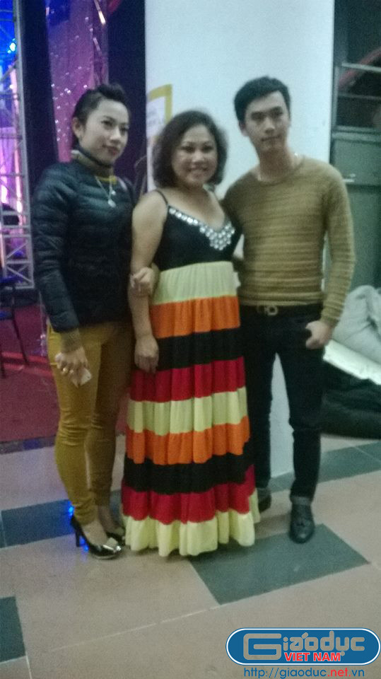 Siu Black được các khán giả Thái Nguyên xin chụp ảnh chung làm kỉ niệm. Siu Black được các khán giả Thái Nguyên xin chụp ảnh chung làm kỉ niệm.