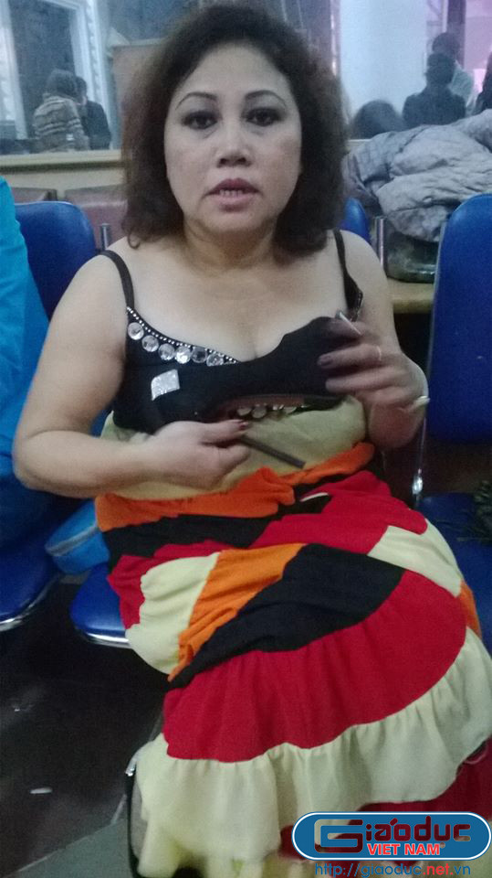 Nữ ca sĩ mặc bộ đầm mỏng, hở vai dù tiết trời Thái Nguyên lúc này rất lạnh. Nữ ca sĩ mặc bộ đầm mỏng, hở vai dù tiết trời Thái Nguyên lúc này rất lạnh.