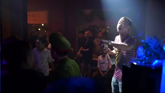 Người đàn ông tự nhận là chủ quán cà phê lên tiếng yêu cầu chiến sỹ công an kia nói rõ lý do vì sao họ phải đóng cửa hàng. (Ảnh cắt từ clip) Người đàn ông tự nhận là chủ quán cà phê lên tiếng yêu cầu chiến sỹ công an kia nói rõ lý do vì sao họ phải đóng cửa hàng. (Ảnh cắt từ clip)