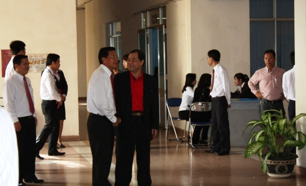 Trên thực tế, gặp mặt báo chí bên lề Lễ Ký kết hợp đồng tín dụng hỗ trợ doanh nghiệp nhỏ và vừa diễn ra sáng ngày 28/8, ông Trầm Bê nói về tin đồn ông bị quản thúc: “Đây là tin đồn thất thiệt, hoàn toàn thất thiệt, rằng tôi bị công an mời hay bị công an bắt, cái này chưa hề có. Ngày hôm nay sẵn dịp được các cơ quan báo đài, truyền hình hỏi thăm về tôi, tôi rất cám ơn”. Trên thực tế, gặp mặt báo chí bên lề Lễ Ký kết hợp đồng tín dụng hỗ trợ doanh nghiệp nhỏ và vừa diễn ra sáng ngày 28/8, ông Trầm Bê nói về tin đồn ông bị quản thúc: “Đây là tin đồn thất thiệt, hoàn toàn thất thiệt, rằng tôi bị công an mời hay bị công an bắt, cái này chưa hề có. Ngày hôm nay sẵn dịp được các cơ quan báo đài, truyền hình hỏi thăm về tôi, tôi rất cám ơn”.