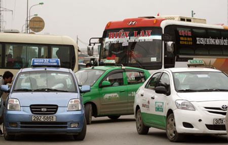 Sơn màu đồng nhất giữa các xe taxi liệu có giảm được sự lộn xộn và taxi dù, taxi nhái? Sơn màu đồng nhất giữa các xe taxi liệu có giảm được sự lộn xộn và taxi dù, taxi nhái?