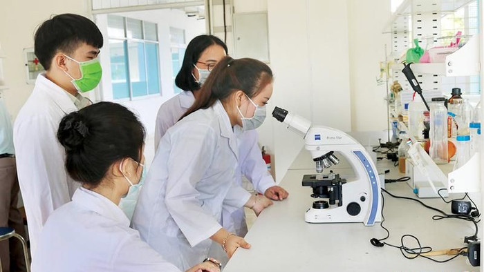 Sinh viên Trường Đại học Phạm Văn Đồng trong tiết thực hành (Nguồn: Báo Quảng Ngãi).