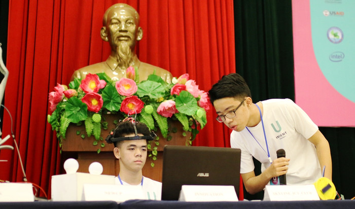 Bộ thiết bị giúp người khuyết tật điều khiển con chuột chỉ bằng một cái lắc đầu. Ảnh: AN Bộ thiết bị giúp người khuyết tật điều khiển con chuột chỉ bằng một cái lắc đầu. Ảnh: AN