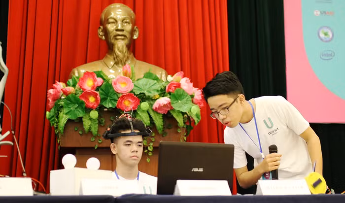 Bộ thiết bị giúp người khuyết tật điều khiển con chuột chỉ bằng một cái lắc đầu. Ảnh: AN