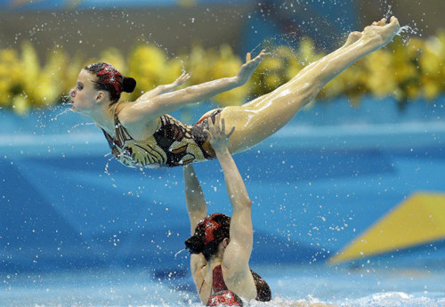 Bơi nghệ thuật là một trong những môn thể thao dưới nước còn rất trẻ (tên chuyên môn gọi là Synchronize Swimming) được hình thành từ những năm đầu thế kỷ 20. Ban đầu các VĐV sử dụng các động tác múa Ballet, xếp hình kết hợp với nhạc nền mang tính biểu diễn. Tuy nhiên, với sự kết hợp hài hòa, nhịp nhàng giữa vũ đạo - nhạc nền đã tạo sự hấp dẫn môn thể thao này, góp phần tôn vinh nét đẹp truyền thống của phụ nữ, thu hút nhiều bạn nữ tham gia tập luyện… Bơi nghệ thuật là một trong những môn thể thao dưới nước còn rất trẻ (tên chuyên môn gọi là Synchronize Swimming) được hình thành từ những năm đầu thế kỷ 20. Ban đầu các VĐV sử dụng các động tác múa Ballet, xếp hình kết hợp với nhạc nền mang tính biểu diễn. Tuy nhiên, với sự kết hợp hài hòa, nhịp nhàng giữa vũ đạo - nhạc nền đã tạo sự hấp dẫn môn thể thao này, góp phần tôn vinh nét đẹp truyền thống của phụ nữ, thu hút nhiều bạn nữ tham gia tập luyện…