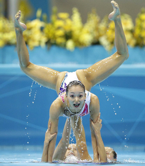 Những người đẹp thi đấu ở bộ môn bơi nghệ thuật này gây chú ý với gương mặt trang điểm đậm, đặc biệt là đôi mắt cùng chiếc kẹp mũi... Những người đẹp thi đấu ở bộ môn bơi nghệ thuật này gây chú ý với gương mặt trang điểm đậm, đặc biệt là đôi mắt cùng chiếc kẹp mũi...