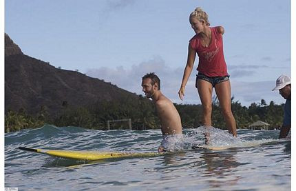 Hamilton từng dạy lướt sóng cho Nick Vujicic, một người đàn ông sinh ra đã không có tay và chân.