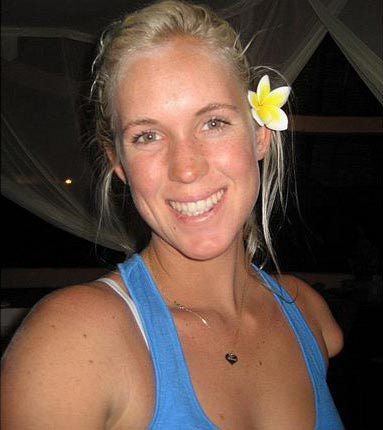 Sinh năm 1990, Hamilton học lướt ván từ khi cô 5 tuổi. Bố mẹ của Hamilton nói đùa rằng nước biển đã ngấm vào máu của cô. Khi còn đang học tiểu học, Hamilton đã tham gia một cuộc thi lướt ván dành cho các VĐV nhí và đã giành giải nhất. Không bao lâu sau cô giành chiến thắng trong cuộc thi lướt ván dài và ván ngắn. Tưởng chừng con đường của một VĐV lướt ván chuyên nghiệp đang rộng mở trước mắt Hamilton thì một tai nạn khủng khiếp đã xảy ra…