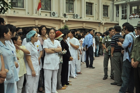 Nhưng đứng ở dưới lại gần cháu bé hơn Nhưng đứng ở dưới lại gần cháu bé hơn