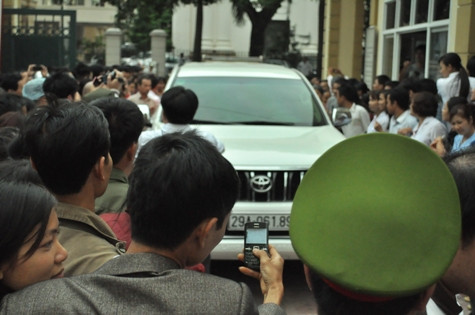 Cuối cùng chiếc xe chở cháu bé cũng xuất hiện Cuối cùng chiếc xe chở cháu bé cũng xuất hiện