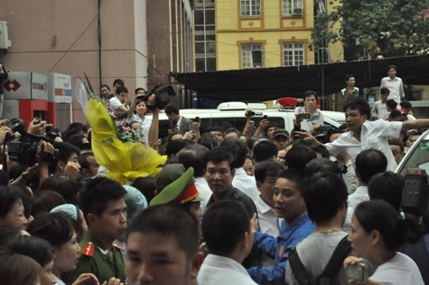 Mọi người đều muốn thấy cháu: hoa và tiếng vỗ tay dành cho cháu Mọi người đều muốn thấy cháu: hoa và tiếng vỗ tay dành cho cháu