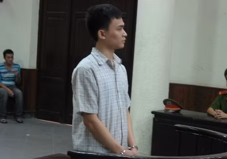 Nguyễn Hùng Cường trước vành móng ngựa Nguyễn Hùng Cường trước vành móng ngựa