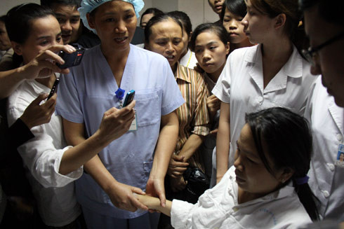 Nhiều người đến chúc mừng chị Thơm, người đau khổ nhất trong những ngày con trai bị kẻ xấu bắt đi. (ảnh: VNE) Nhiều người đến chúc mừng chị Thơm, người đau khổ nhất trong những ngày con trai bị kẻ xấu bắt đi. (ảnh: VNE)