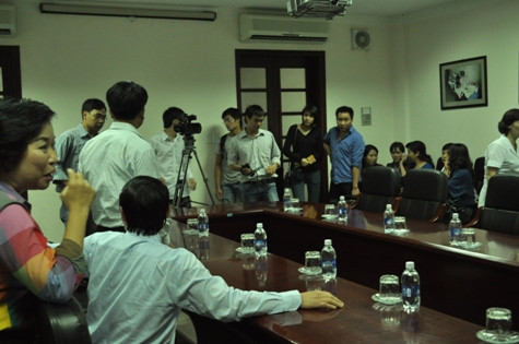 Nhiều phóng viên đã nhanh chân lên sẵn tầng 4 của tòa nhà chờ chụp ảnh cháu Nhiều phóng viên đã nhanh chân lên sẵn tầng 4 của tòa nhà chờ chụp ảnh cháu