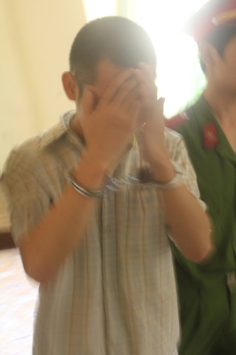 Hoàng Thế Anh khi được dẫn giải ra khỏi phiên tòa