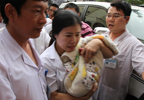 Công an, bảo vệ, cán bộ bệnh viện khá vất vả mới đưa được bé trai lên tầng 6, khu nhà E của bệnh viện Phụ sản trung ương. (ảnh: VNE) Công an, bảo vệ, cán bộ bệnh viện khá vất vả mới đưa được bé trai lên tầng 6, khu nhà E của bệnh viện Phụ sản trung ương. (ảnh: VNE)