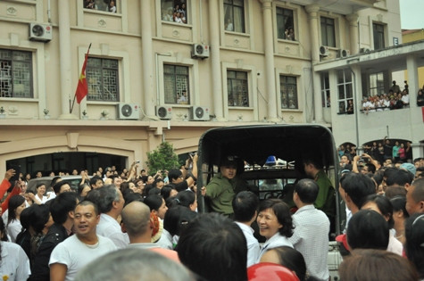 Một chiếc xe công an đi vào nhưng không phải khiến người nhầm phì cười Một chiếc xe công an đi vào nhưng không phải khiến người nhầm phì cười