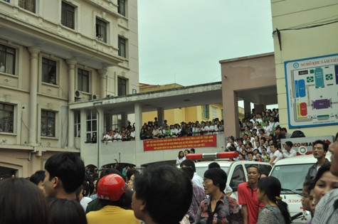 Mọi người đều ngóng chờ chiếc xe chở cháu Trường đến Mọi người đều ngóng chờ chiếc xe chở cháu Trường đến